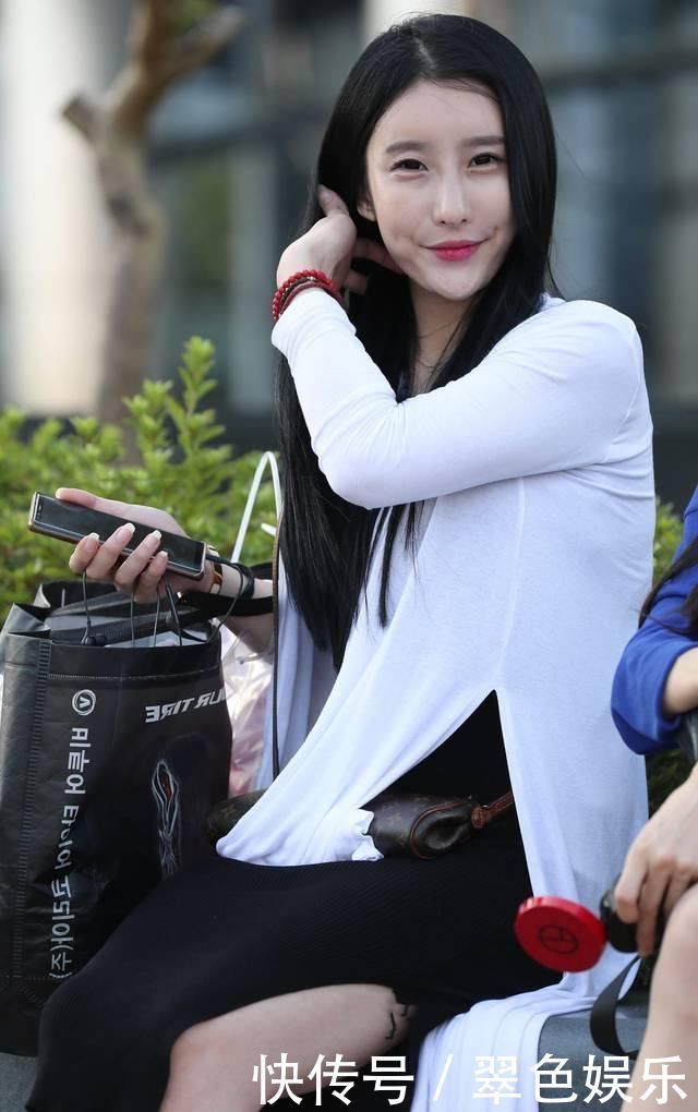 黑色|街拍小姐姐黑色包臀裙尽显成熟知性,一白遮三丑,笑起来有味道