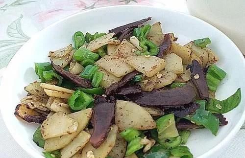 土豆和它一起炒,吃着比肉香,家人都爱吃,太解馋了