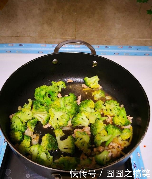 “西兰花”有人焯水!有人直接炒!酒店大厨说这样做,又脆又入味