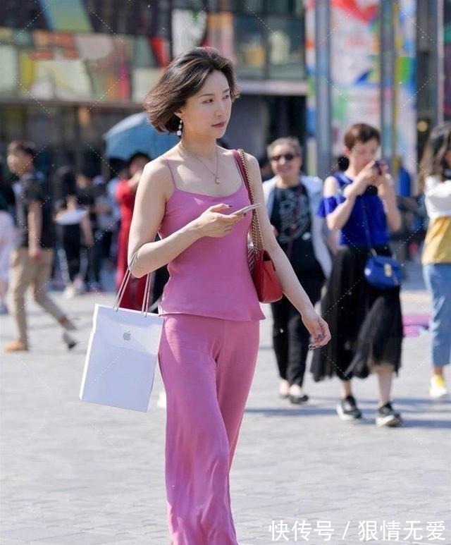 打底裤 个性独特的打底裤穿搭稳重有气质,体现美女娇柔的姿容,简单大方!