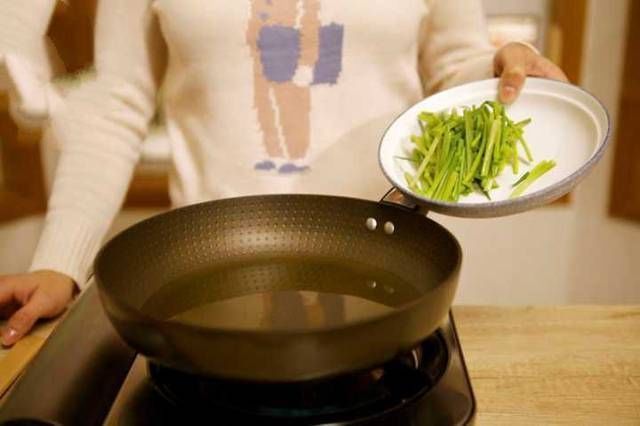 早餐面条这样做,香到骨子里,孩子一大碗都不够吃