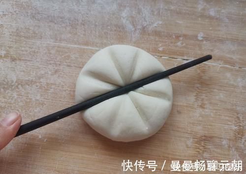 70岁的老妈蒸馒头有一手，这2步学会了光滑暄软特好吃，收藏试试