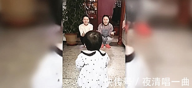 妈妈|小姨和妈妈是双胞胎，同时张开怀抱，宝宝的反应爸爸乐坏了