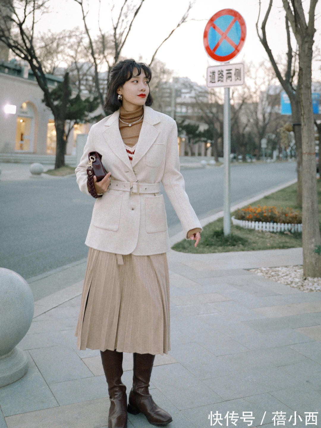 大衣 “短大衣”是时髦女生的冬日必备,配半身裙、裤子优雅时髦又高级