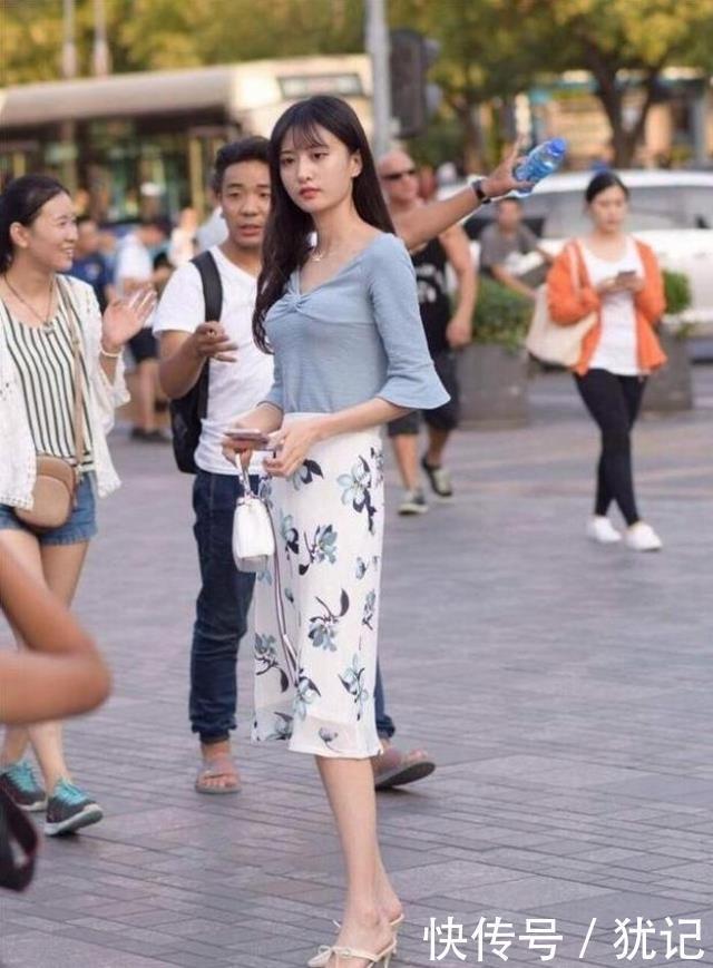 街拍|路人街拍,姑娘气质唯美,穿裤腿开叉的喇叭裤,真性感