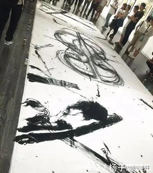 她是美院女学生,用自己的身体在纸上画画,却被认为是在恶搞