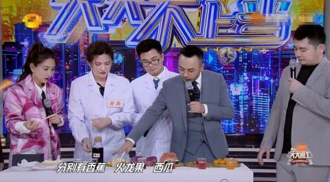 《天天向上》维权日马苏演绎餐厅消费权益，王一博化身食品检测员