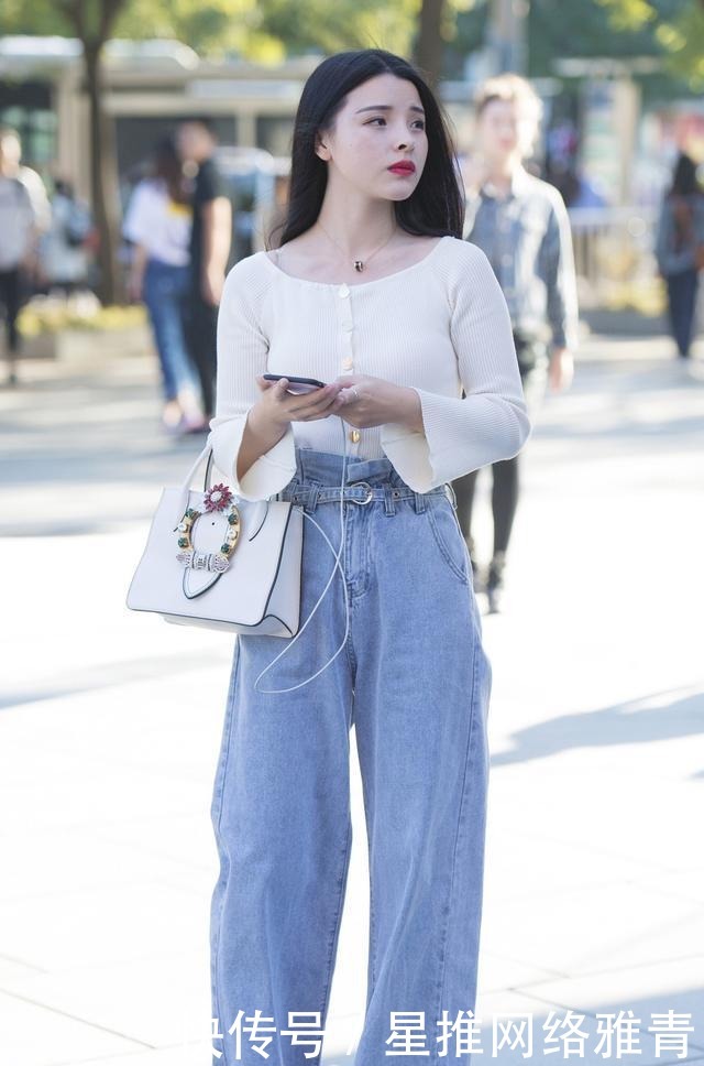 展现|穿高腰牛仔裤的美女,配上白色的老爸鞋,清新大方的展现青春活力