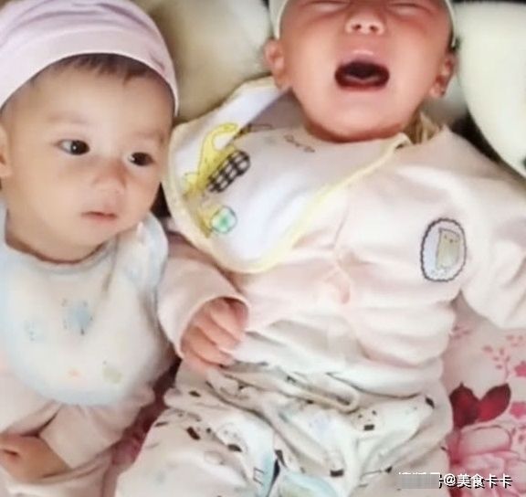 弟弟|弟弟看哥哥一直在哭闹，接下来弟弟一脸淡然的样子，太逗了