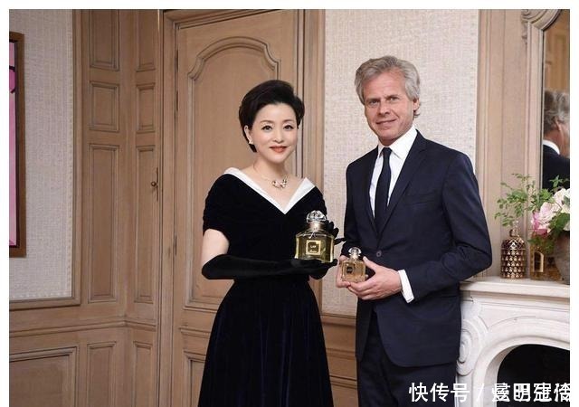 撞色|52岁杨澜保养得真好，黑白撞色连衣裙简约知性，蓝发挑染添俏皮