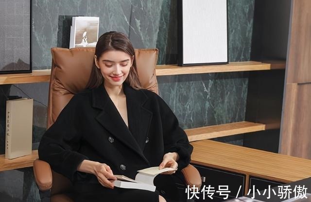 毛呢大衣 天冷了别老穿土气的秋裤，时下流行毛呢大衣配裙子，时髦又洋气！