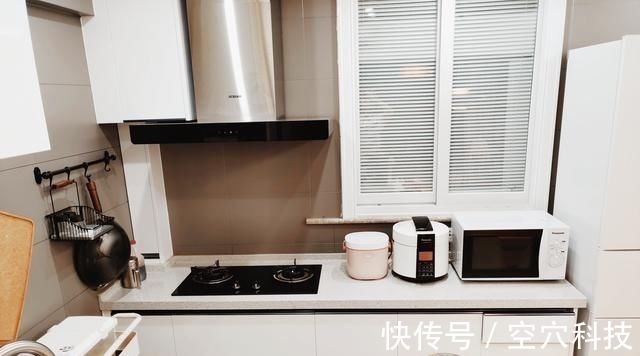 玄关|她买下42㎡单身公寓,一家三口住,客厅不放沙发,阳台当榻榻米