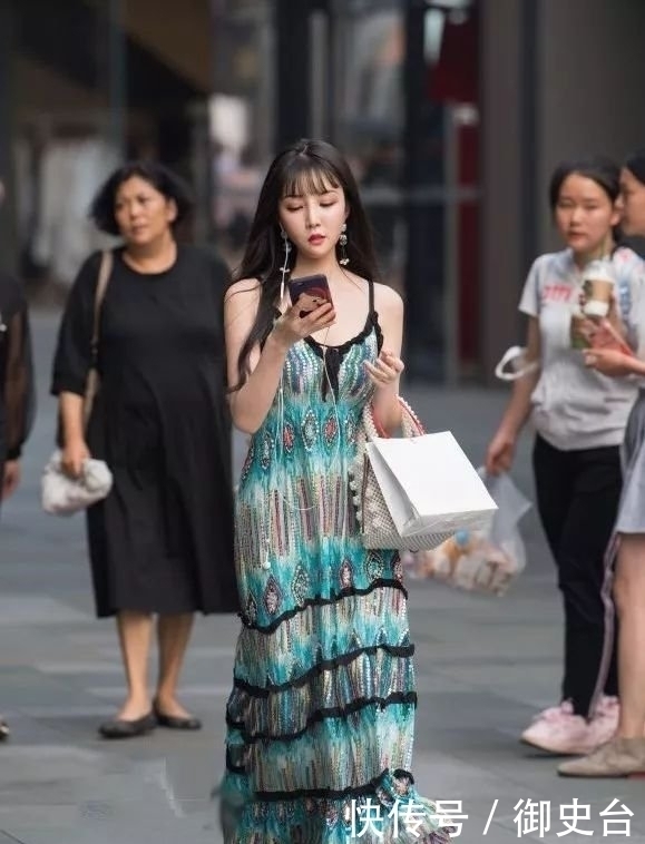 高跟鞋|街拍：灯笼袖的衬衫搭配黑色短裤，让小姐姐在人群中时髦度爆表！