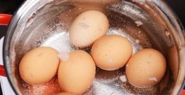 煮鸡蛋时，加食盐是大错多加30克它，蛋壳不粘肉，单手就能剥