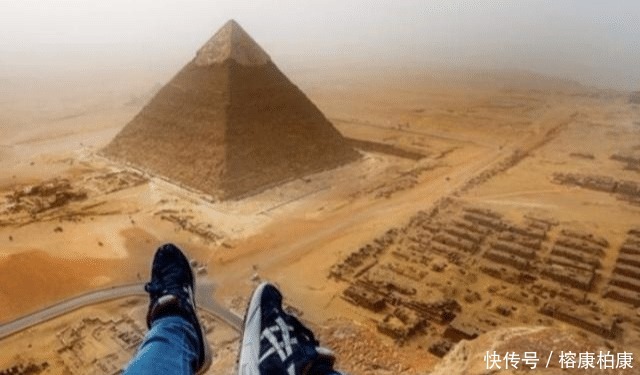 着自己|为何金字塔不能乱爬?一名外国小伙爬上顶后,真相浮出