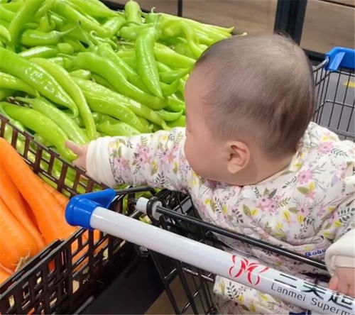 终于|宝宝一到超市就乱摸，宝妈想出了“奇招”：终于知道人间险恶了
