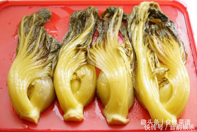 每年秋天,奶奶都这样腌上一缸酸菜,不发霉不怕烂,放一年都不坏