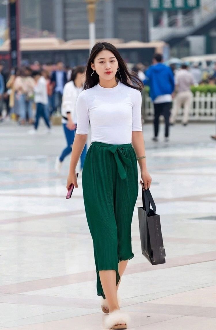 飘逸|街拍:飘逸无袖百褶长裙搭配,穿出呼之欲出的优雅感!