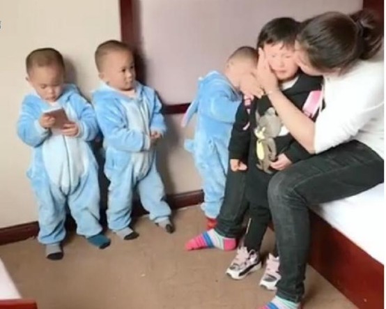 二胎|三胞胎合力打哭小姨,妈妈兴师问罪,三个宝宝立马窝里反了