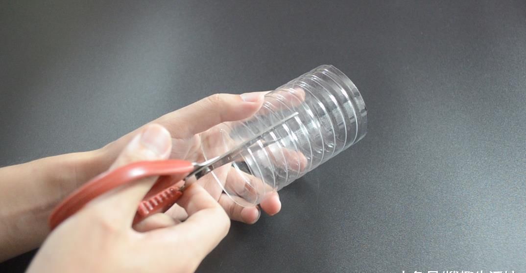 妙用|废弃的塑料瓶简单剪几刀, 放在家里有大用处, 看完你会感谢我的