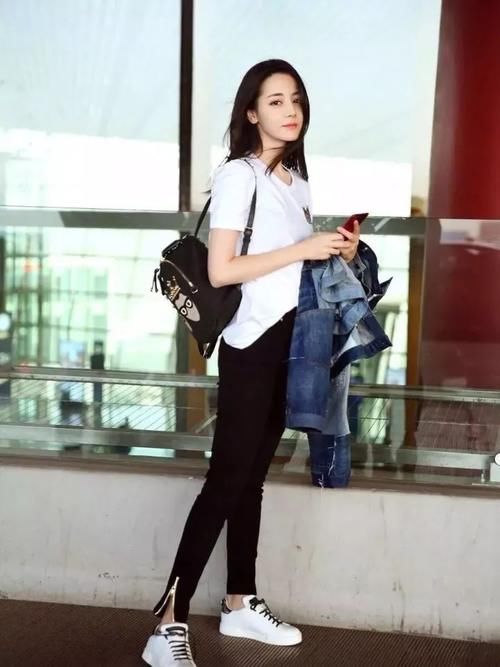 最近火了一条新裤子，叫：“开叉小脚裤”，时髦洋气又百搭