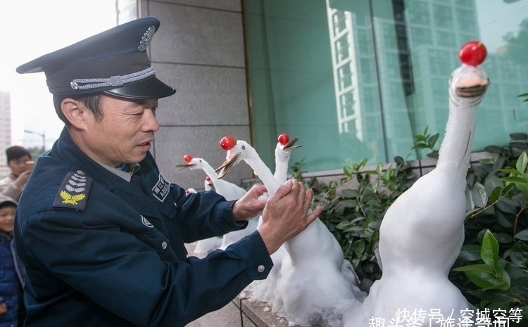 意外|高手在民间之银行保安,堆雪人意外走红,许多游客到银行门口打卡