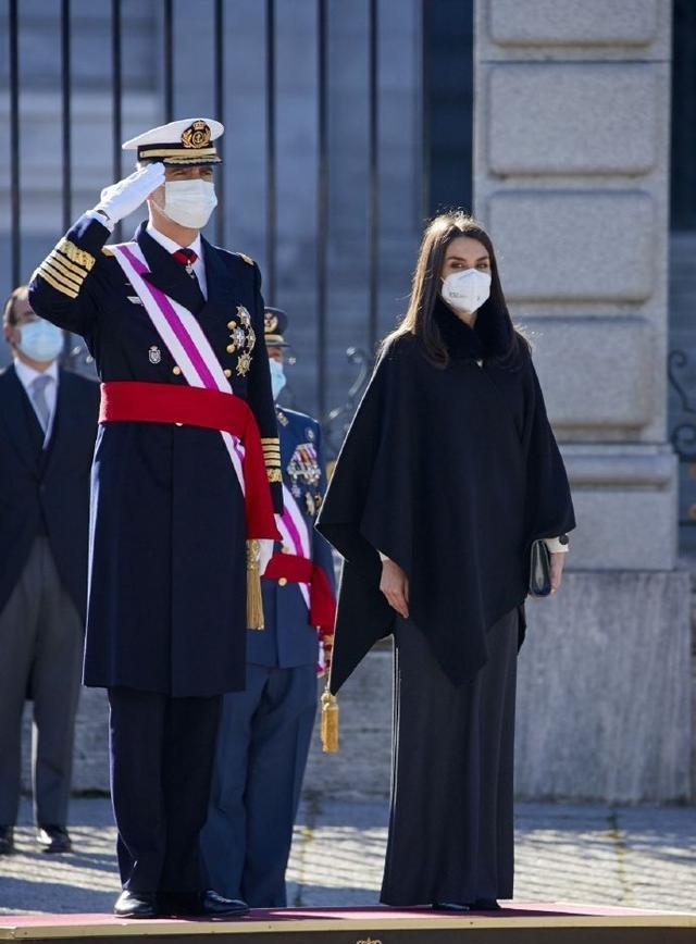 莱蒂齐亚穿黑色斗篷搭灰色裙子, 优雅迷人, 长发飘飘很有淑女范