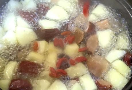 春节过后，多用苹果煮汤，隔三差五给孩子喝一次，助消化解油腻