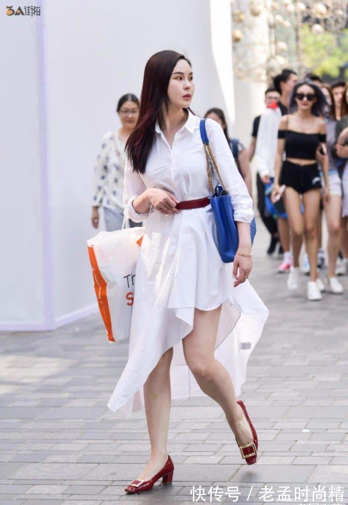 连衣裙 街拍:人手一件的白色连衣裙,为什么小姐姐穿得这么好看?