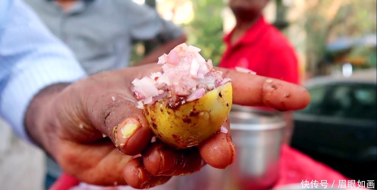 街头|印度街头卖土豆,土豆皮里灌咖喱,看完你敢吃吗?