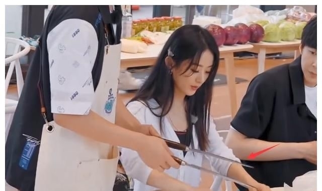 刀刃 《中餐厅》赵丽颖递刀动作再惹争议,刀刃对人太危险,细节很重要