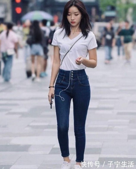 V领衬衫 九分牛仔裤搭配V领衬衫,时尚摩登又不失女人味