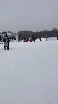 |搞笑GIF:奔三的老阿姨了,还好意思过生日?扎心不,老妹!