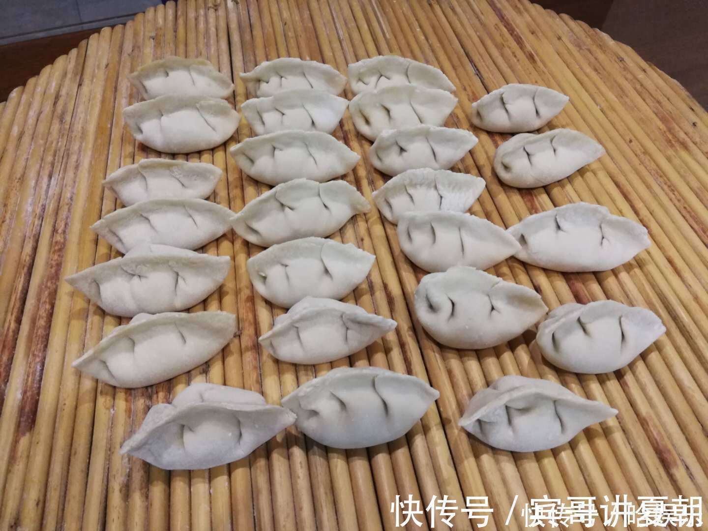 鸡蛋清|做饺子皮加鸡蛋、盐和面？换一样，饺子皮又薄又柔滑筋道，煮不烂