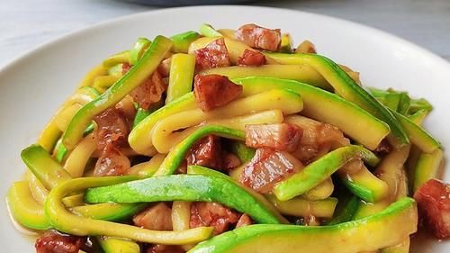 天热多吃西葫芦,比西瓜还解暑,教你一个做法,爽脆可口又下饭