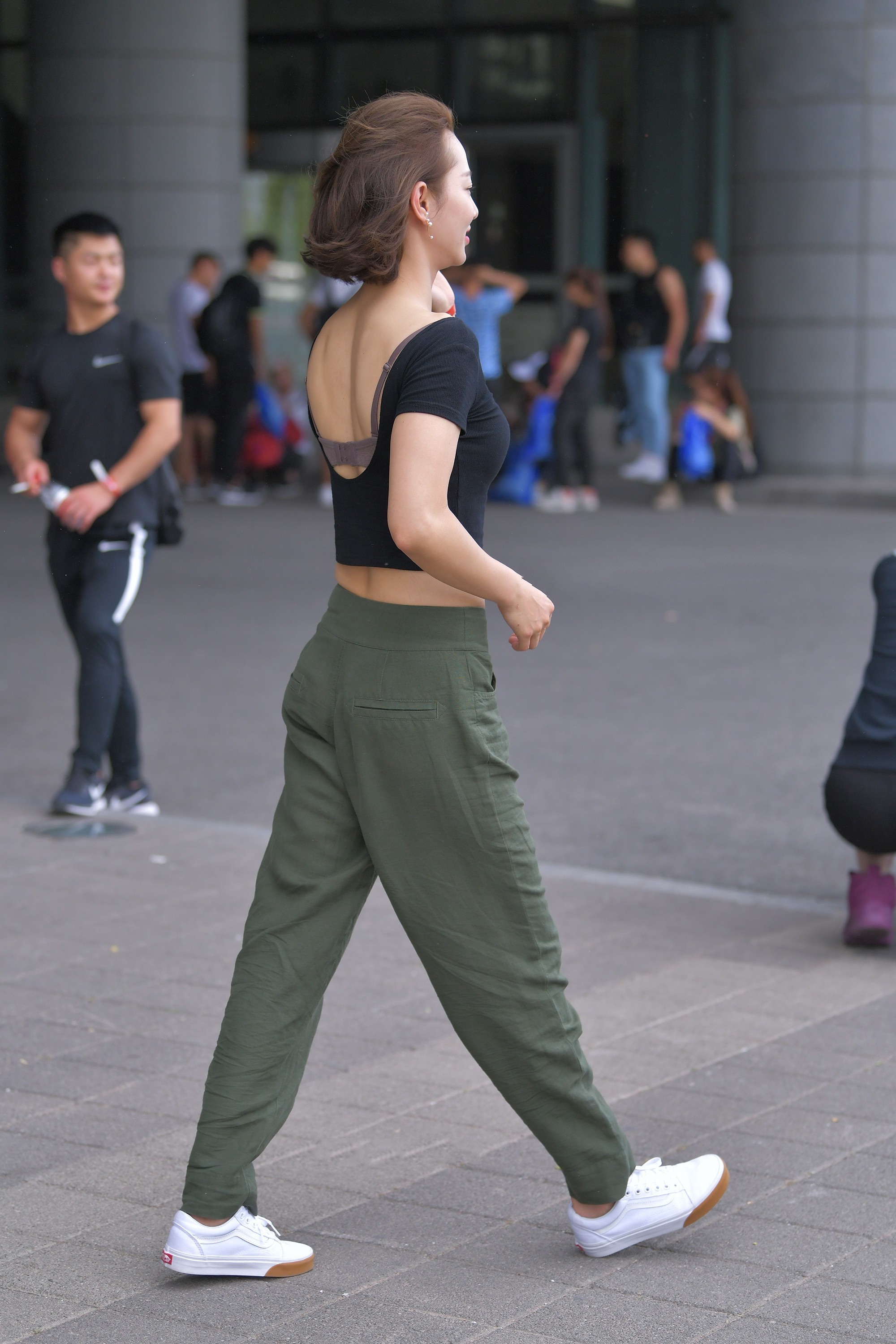 黑色修身短袖搭配绿色工装裤,简单时尚,青春减龄