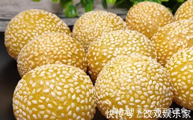 一碗糯米粉，开水一烫，教你做空心麻团，不开裂不回缩，个个空心