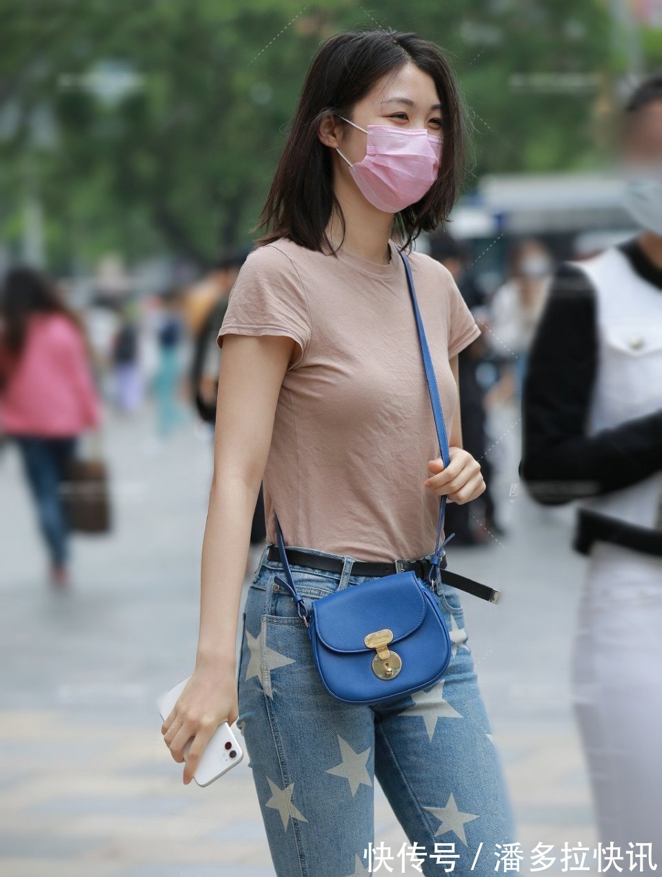 穿搭 白色上衣搭配黑色迷你牛仔裤,就是这么简单百搭,怎样穿都是好看