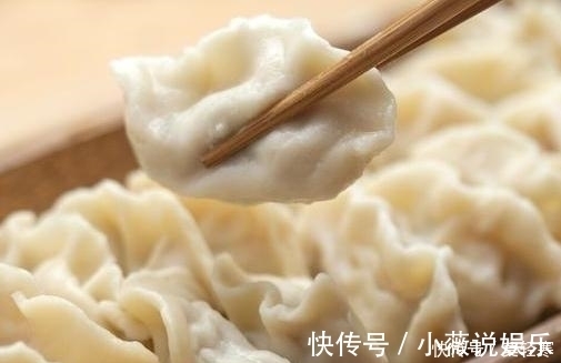 煮饺子时,要不要盖锅盖饺子馆大妈教你正确做法,不破皮更好吃