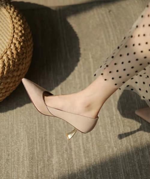 浅杏色高跟鞋,显瘦效果好,又特别的有质感