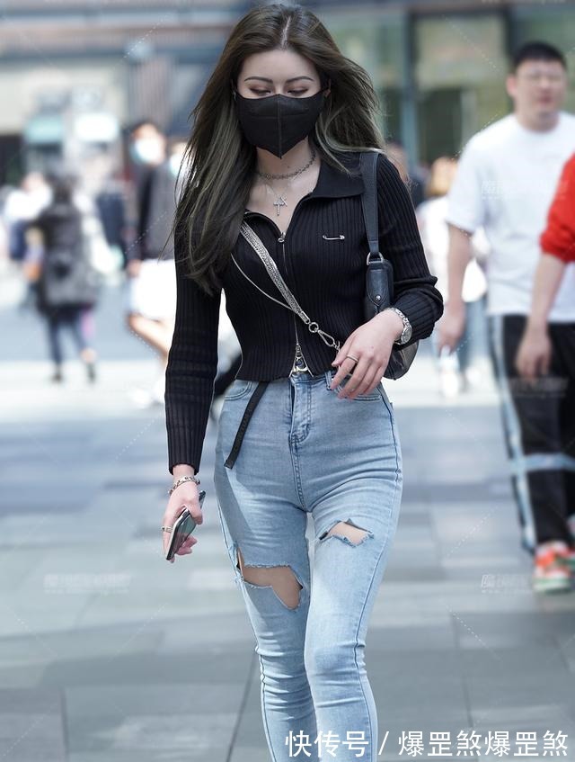 小姐姐 一款黑色的长袖针织衫配破洞牛仔裤,穿出了简约又显个性的美!