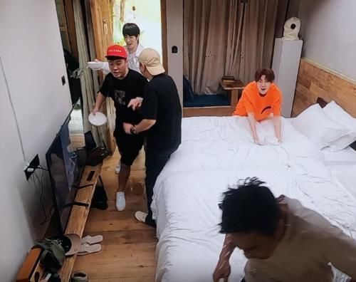 鹿晗朝邓超房间泼水,邓超拿浴巾擦地引热议,以为导演会剪掉