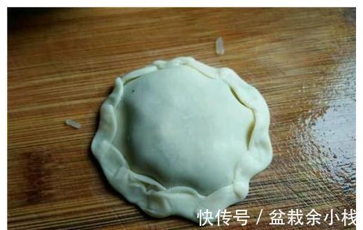 想吃韭菜盒子不用买,教你在家懒人做法,8分钟做好,比买的好吃