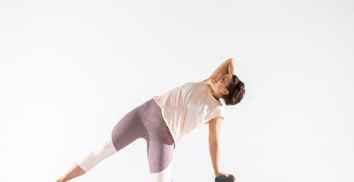 弯曲|一个瑜伽侧身伸展动作，让你的曲线更优美迷人，还能强化核心力