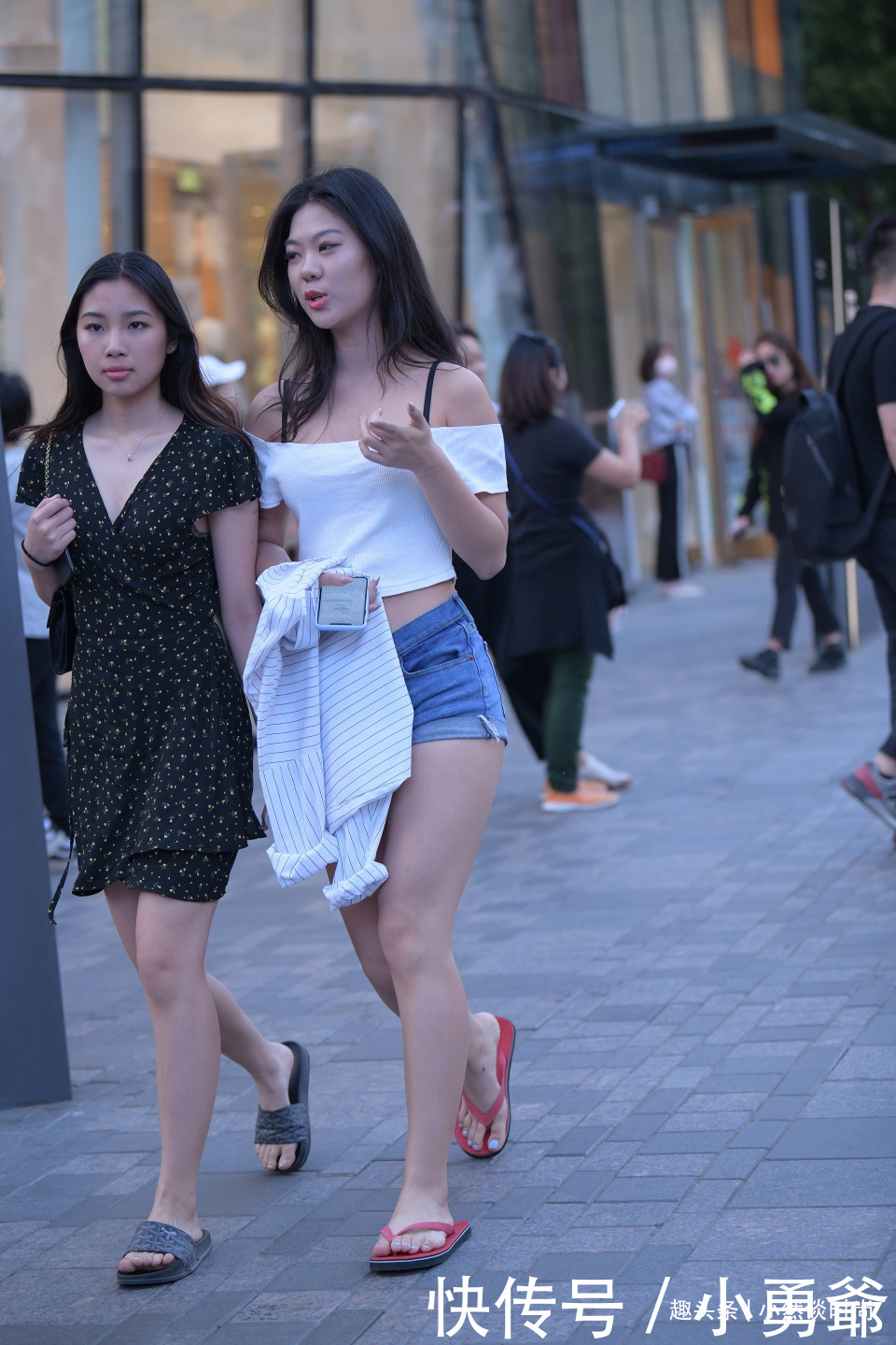 小姐姐参加粉丝聚会,白色套装清爽宜人,10厘米粉色拖拉板鞋抢眼