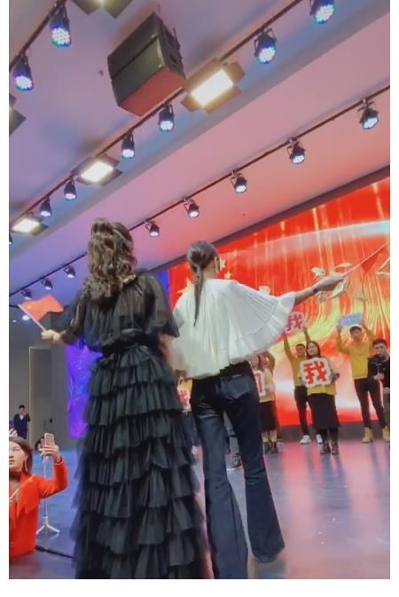 大場面|陶虹張庭林瑞陽年會變大型愛國現場，全員手舉國旗：我愛我的祖國！