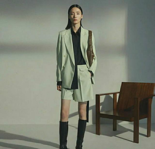 今年流行“西装+平头鞋”一块穿，端庄大气又干练，上班休闲两用