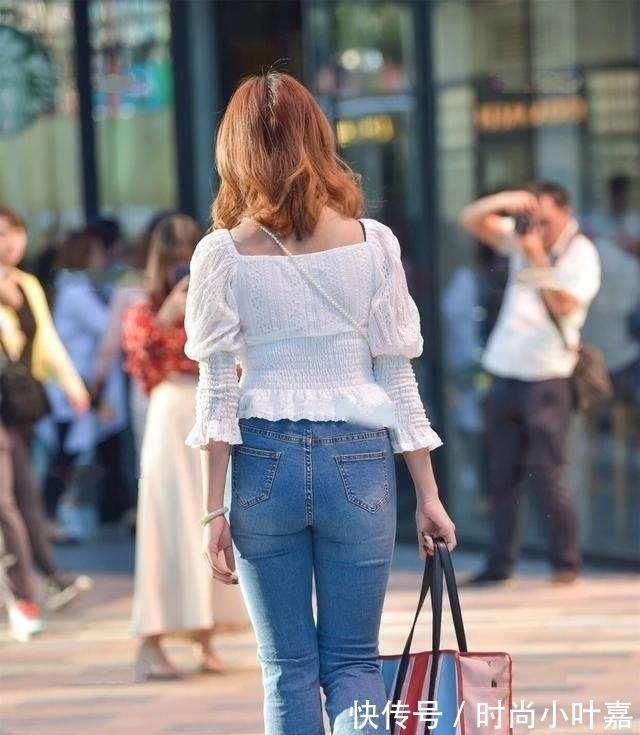 上衣 黑色修身上衣搭配黑色打底裤,展现出温柔气质,休闲感十足