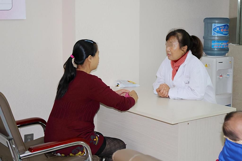 儿科医生|宝宝抱着好,还是躺着好?婆婆儿媳起争执,儿科医生:尽量躺着