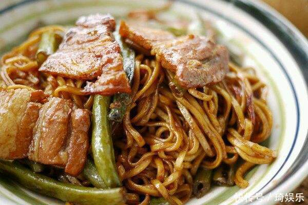 豆角焖面的家常做法，豆角嫩绿面条不粘，做法简单味道好